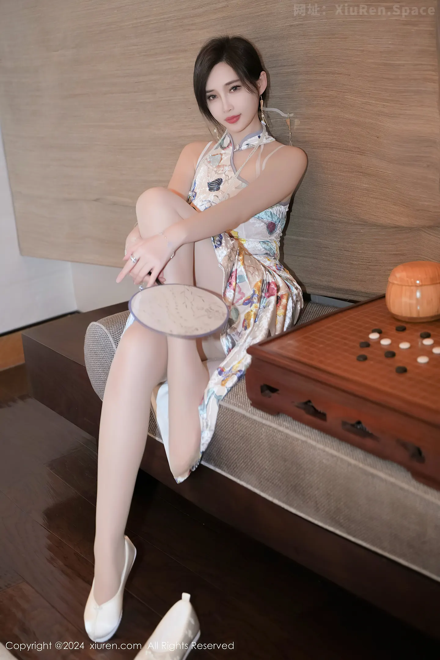 图片[3]-[XiuRen秀人网]VOL.8330 女神Carol周妍希X性感花色旗袍配超薄肉丝秀丰满身材诱惑写真85P-秀人网官方网站